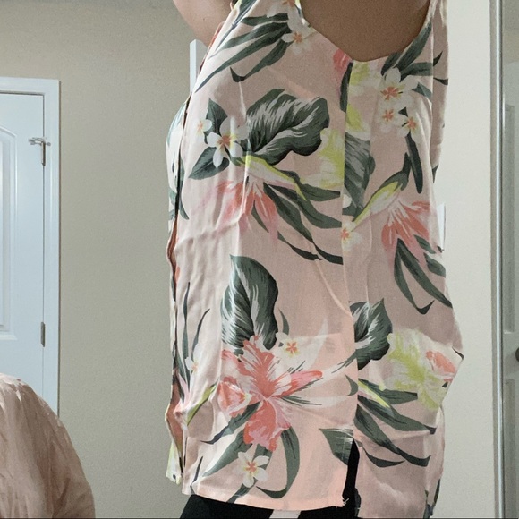 Sleeveless Blouse - Picture 3 of 4